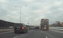 Rơi vào điểm mù, ôtô bị xe bồn chèn ép