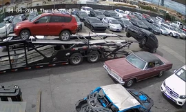 Bị xe vận chuyển đánh rơi, một chiếc ôtô trôi tự do