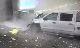 Xe bán tải lao như tên bắn vào sân bay