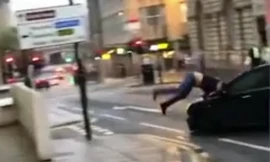 Tài xế lái xe Ford Focus húc người đàn ông bay vào cột đèn