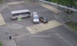 Không quan sát khi qua giao lộ, 3 ôtô 'kéo nhau' vào tai nạn