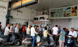 Không đội mũ bảo hiểm sẽ không được đổ xăng ở Ấn Độ