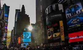 Công ty Trung Quốc 'làm bẽ mặt' Tesla ngay ở Quảng trường Thời đại