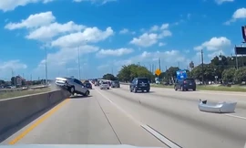 Honda Accord mất lái, đâm dải phân cách khi tránh xe phía trước