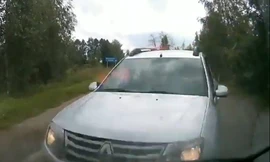 Không hiểu ý để tránh, hai ôtô đâm vào nhau