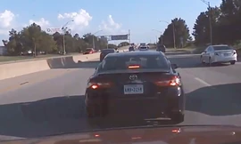 Ôtô dừng giữa cao tốc gây tai nạn cho hai xe khác