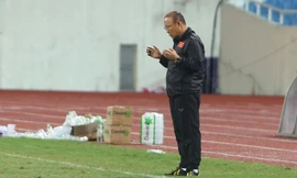 Thầy Park cầu nguyện trên sân Mỹ Đình trước ngày 'quyết đấu' Thái Lan