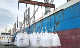 Lô hàng xỉ hạt lò cao nghiền mịn (S95) của Thép Hòa Phát Dung Quất đã được bốc xếp xuống tàu để lên đường “xuất ngoại” sang Úc.