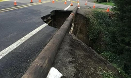 'Hố tử thần' khổng lồ nuốt trọn ô tô