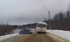 Sedan mất lái, lao thẳng vào xe buýt trên đường tuyết
