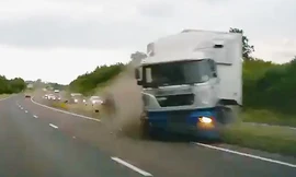 'Thót tim' với xe container mất lái lao qua dải phân cách