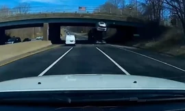 Xe chuyên chở quá khổ làm vỡ tan chiếc ôtô mới khi qua gầm cầu