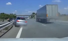 Xe sang Audi đâm vào đuôi xe tải, liên lụy cho ôtô đi sau