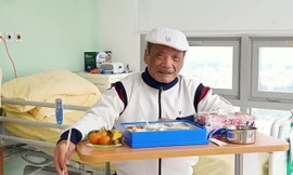 NSND Trần Hiếu xuất viện sau 17 ngày điều trị tai nạn giao thông