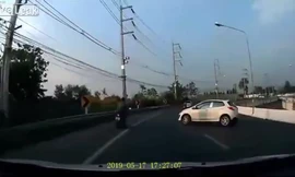Ôtô mất lái khiến người đi xe máy 'vạ lây'