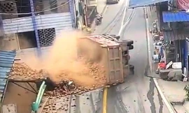 Xe chở gạch lật ngang, đè chết hai người