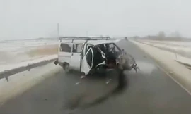 Mất lái, ôtô 'quẫy' trước khi đâm vào xe khác