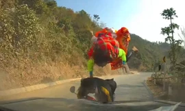 Thót tim với pha xe máy đâm trực diện ôtô 