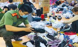 Công an đang phân loại hàng chục nghìn sản phẩm trong kho hàng lậu. Ảnh: Công an Đồng Nai
