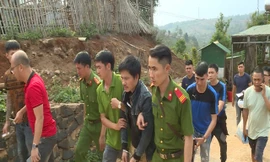 Tội phạm ma túy ôm 6 khẩu súng cố thủ trong nhà