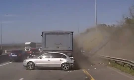 Phi như bay trên cao tốc, ôtô gây tai nạn liên hoàn