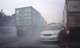 Xe tải tông tung đuôi ôtô dừng chờ trên cao tốc