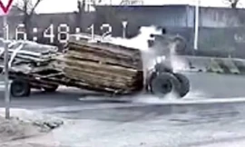 Máy kéo đang đi bỗng nhiên bốc đầu