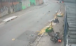 Phóng nhanh trên đường hẹp, thanh niên giao bánh mỳ bị húc văng lên hè phố