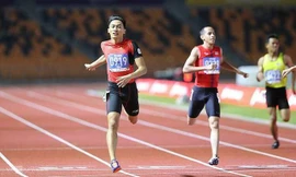 VIDEO: Trần Nhật Hoàng 'múa quạt' trước khi săn HCV chạy 400 mét