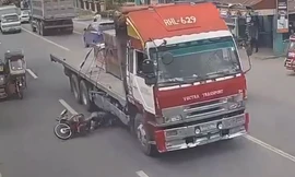 Thoát chết dưới gầm xe đầu kéo trong tích tắc