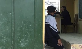 Nam sinh lớp 9 bị phạt quỳ gối trong lớp học: Dạy hay làm nhục?