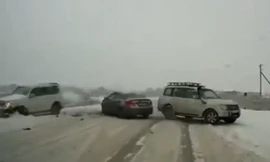 Rẽ không báo hiệu, SUV gây họa cho ôtô ngược chiều