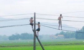 2 cháu bé tử vong do đu dây điện trong lúc tắm ao (Ảnh minh họa).