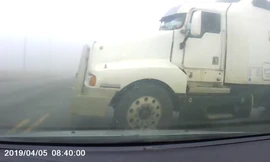 Đâm thẳng vào container khi qua giao lộ trong sương mù