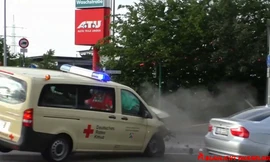 Xe cứu thương Mercedes-Benz bị sedan BMW đâm vỡ đầu