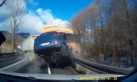 Xe tải nổ lốp trên đường gây họa cho ôtô ngược chiều