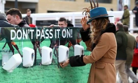 Các hộp đựng dung dịch sát khuẩn đã được lắp đặt tại một trường đua ngựa trong Festival Cheltenham (Ảnh: Getty Images)