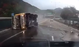 Chuyển làn không hợp lý, xe bồn lật nhào giữa đường cao tốc