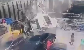 Ôtô bay khỏi đường lao lên phà đang di chuyển