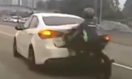 Môtô lao vào ôtô đang chuyển làn với tốc độ kinh hoàng