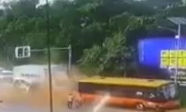 Xe tải mất lái đâm hàng loạt phương tiện dừng chờ đèn đỏ