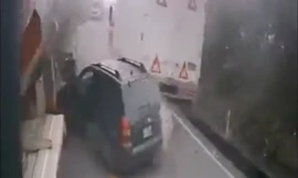 Vượt ẩu, ôtô rơi vào thế 'bánh mỳ kẹp thịt'