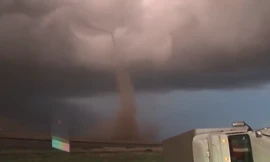 Lốc xoáy 'quật đổ' xe container đang chạy trên xa lộ