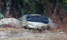 Cận cảnh công an mở vali quấn băng keo chứa thi thể người