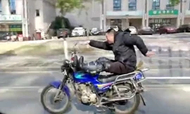 Lái bằng chân, người đàn ông múa may trên xe máy