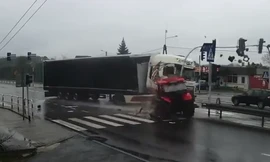 Qua ngã tư bất cẩn, xe máy kéo bị container tông mạnh