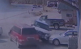 Xe cảnh sát mất lái, lao vào ôtô của dân thường