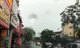 Mưa sầm sập, nhiều tuyến phố Hà Nội ngập sâu
