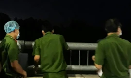 Cơ quan chức năng đang khám nghiệm hiện trường để điều tra nguyên nhân hai người đàn ông tử vong.