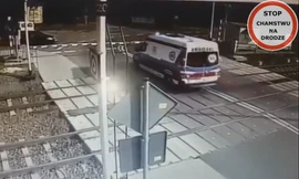 Xe cứu thương bị tàu hỏa đâm với tốc độ kinh hoàng